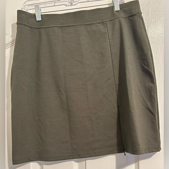 NWOT NY & Company Olive Green Mini Skirt - Picture 1 of 3